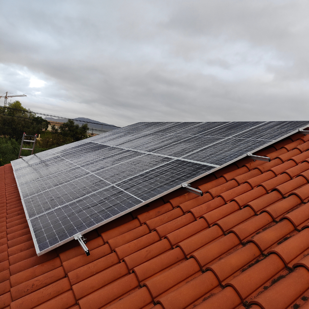 placa solar desde un lateral en el tejado