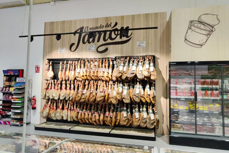 Instalación lumínica de un supermercado sección de los jamones