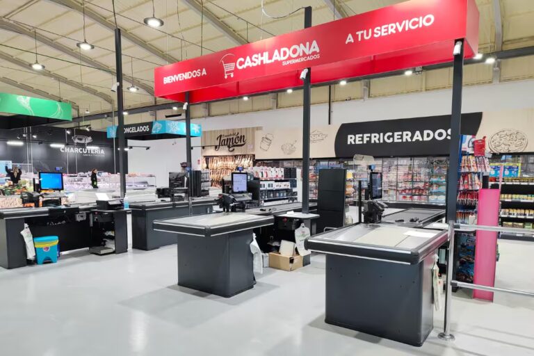 Instalación de luces en un supermercado sección de la zona de cobro