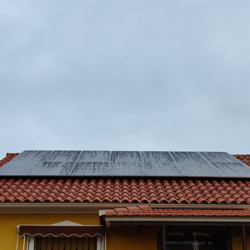 placa solar vista desde el suelo hacía arriba