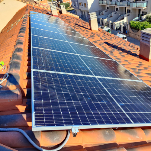 placa solar en la esquina del tejado